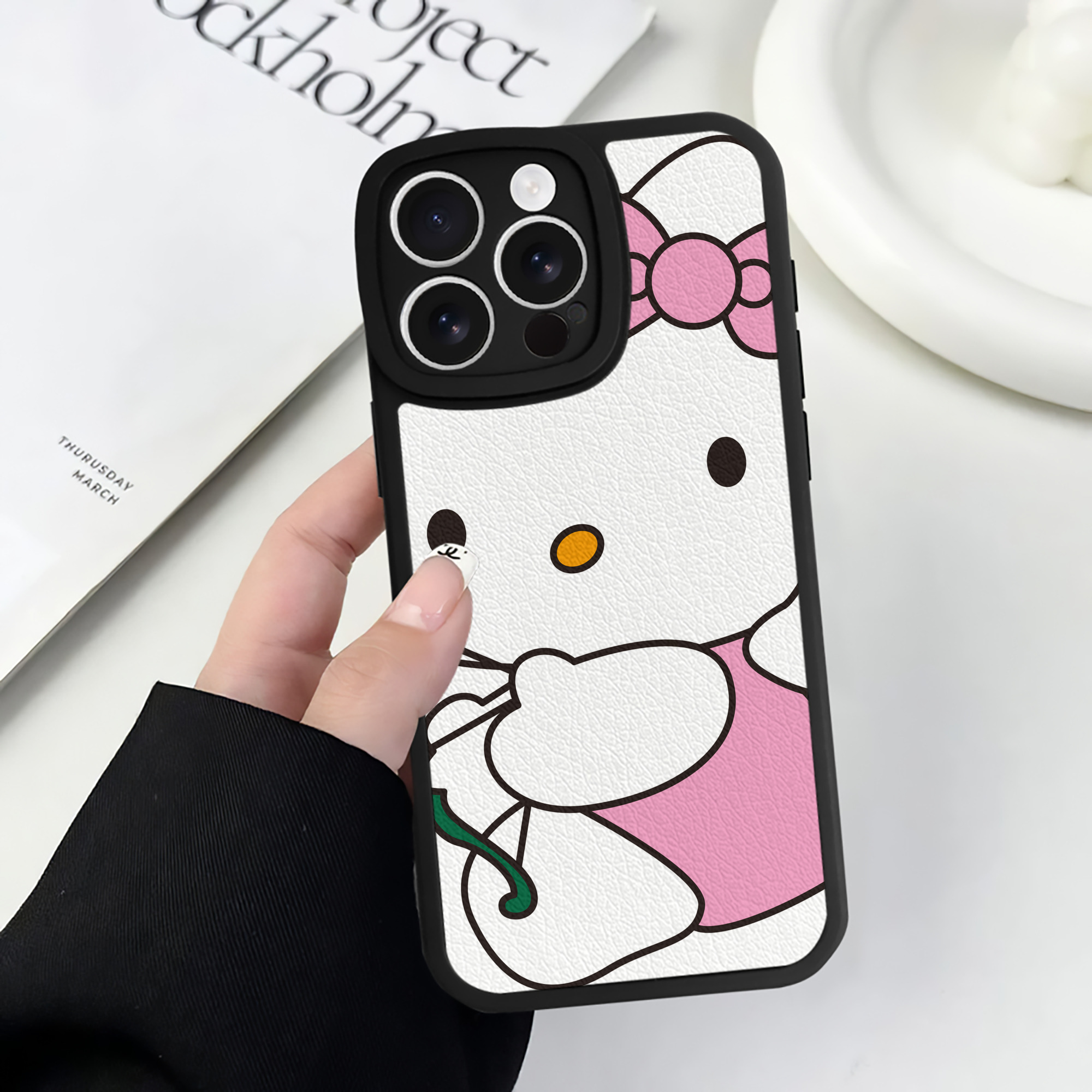 （画像用） Hello Kitty ハローキティ 【iPhone 16シリーズ対応】シリコンスマホケース（レザー調） 材質：シリコン